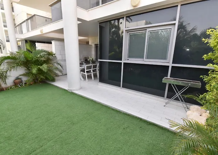 דירת גן דלוקס-Deluxe Garden Apartment by CRWON